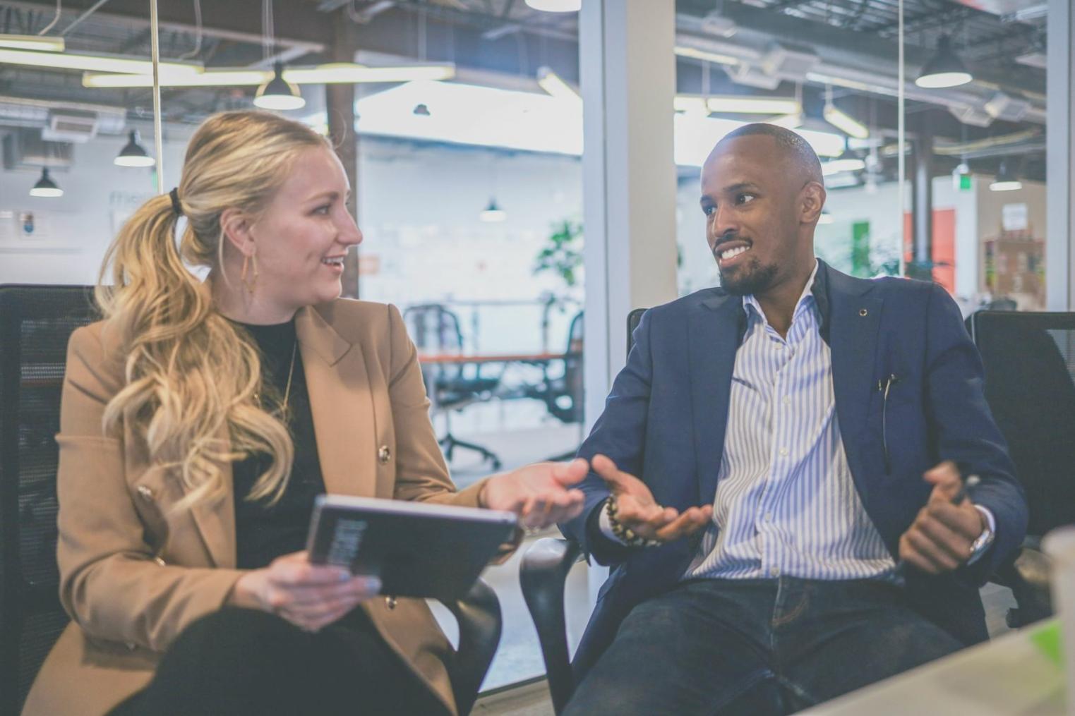 Entrepreneur travaillant sur ses finances avec concentration